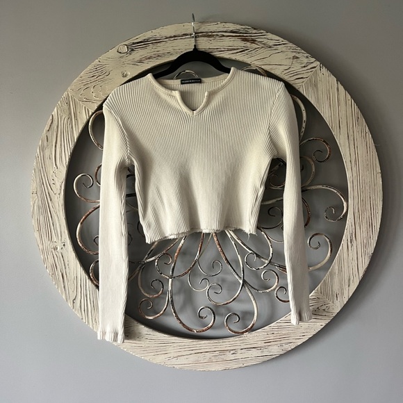 Brandy Melville sweater - Picture 2 of 8